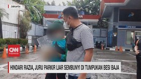 VIDEO: Hindari Razia, Juru Parkir Liar Sembunyi di Tumpukan Besi Baja