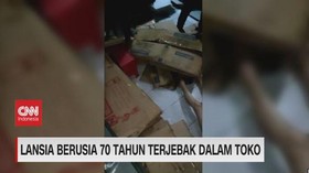 VIDEO: Lansia Berusia 70 Tahun Terjebak Dalam Toko