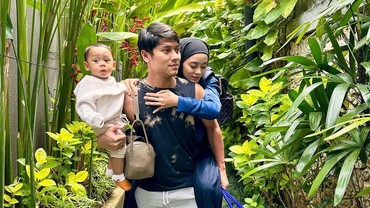 Terpopuler: Pose 'Aneh' Lesti pada Billar hingga Pesta Natal Samuel Rizal