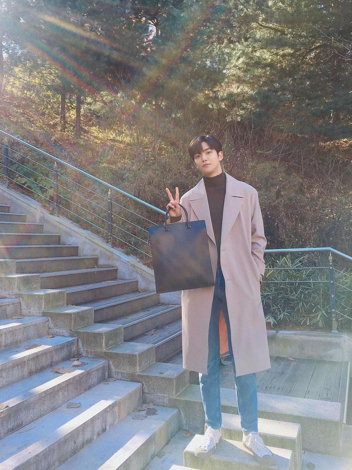 Rowoon adalah seorang aktor dan member dari boy group SF9. Ia memiliki tinggi di atas rata-rata yaitu 189 cm sehingga membuatnya terlihat paling tinggi jika bersebelahan dengan lawan mainnya./ Foto: instagram.com/ewsbdi
