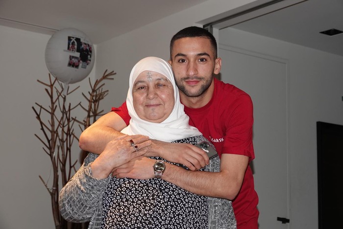 Satu lagi pemain timnas Maroko yang juga bucin dengan ibunya. Hakim Ziyech juga kerap memamerkan kedekatannya dengan sang ibu. Nggak hanya tampan, dia juga sangat menyayangi ibunya. Idaman banget kan, Beauties? (Foto: Instagram/Hakim Ziyech)