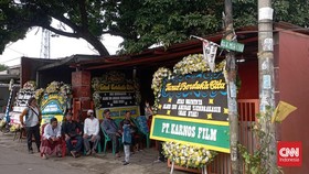 Jejeran Karangan Bunga Hiasi Rumah Duka Aminah 'Mak Nyak'