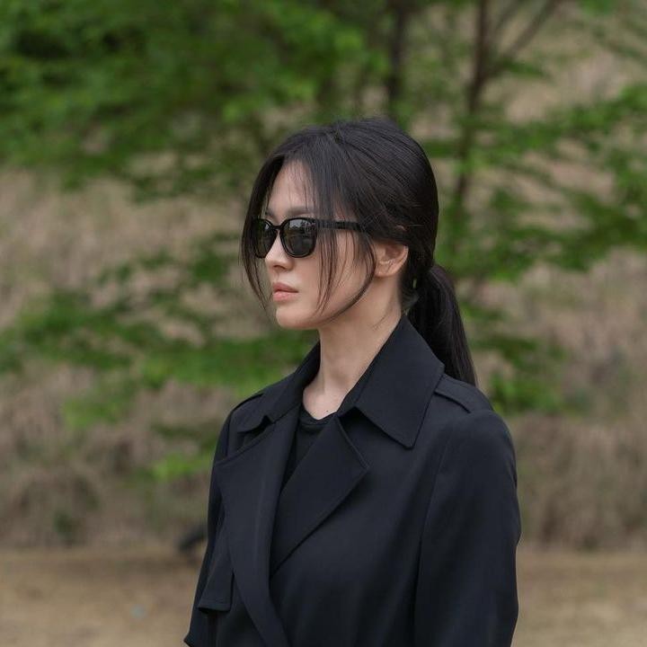 <p>Dalam drama ini, Song Hye Kyo berperan sebagai seorang guru bernama Moon Dong Eun. Ia merupakan sosok yang penuh dendam karena pernah menjadi korban bullying di sekolah. (Foto; Instagram @kyo1122)<br /><br /><br /></p>