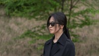 <p>Dalam drama ini, Song Hye Kyo berperan sebagai seorang guru bernama Moon Dong Eun. Ia merupakan sosok yang penuh dendam karena pernah menjadi korban bullying di sekolah. (Foto; Instagram @kyo1122)<br /><br /><br /></p>