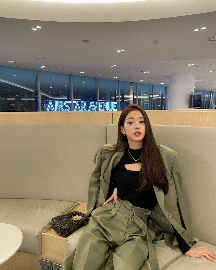 Tak hanya brand luar, Wonyoung juga pakai merek lokal Korea Selatan. Seperti one set army serta cut out jersey top dari YCH. Makin menawan dengan koleksi perhiasan dari FRED./ Foto: instagram.com/for_everyoung10