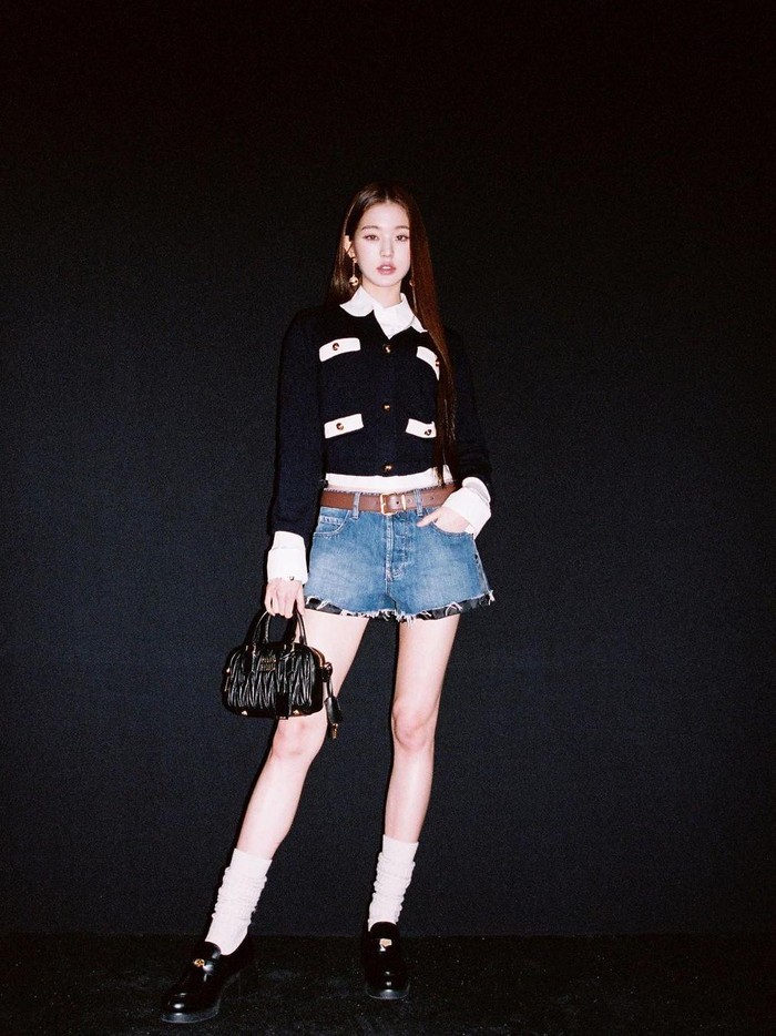 Tak hanya koleksi baju saja, Wonyoung juga menggunakan item fashion dari Miu Miu, seperti tas. Selain digunakan untuk keperluan pribadi, koleksi Miu Miu juga sering digunakan untuk penampilan panggung, lho!/ Foto: instagram.com/for_everyoung10