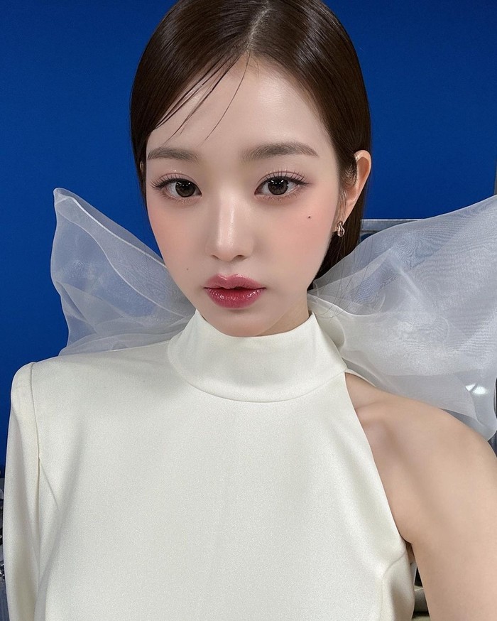 Tak hanya Miu Miu, Wonyoung juga menggunakan outfit brand mewah lain untuk menunjang penampilannya. Seperti gaun putih dari PINKONG untuk red carpet KBS Gayo Daechukje 2022 beberapa waktu lalu./ Foto: instagram.com/ivestarship/