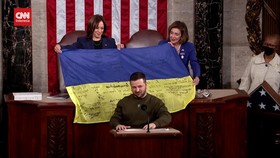 VIDEO: Momen Zelensky Bentangkan Bendera Ukraina di Kongres AS