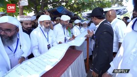 VIDEO: Penampakan Al-Quran Tulisan Tangan Terpanjang di Dunia