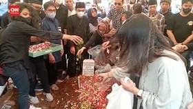 VIDEO: Detik-detik Pemakaman Aminah Cendrakasih 'Mak Nyak'