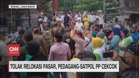 VIDEO: Tolak Relokasi Pasar, Pedagang-Satpol PP Cekcok