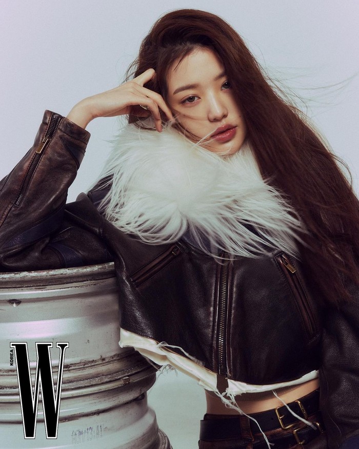 Wajah imut dan mungil Wonyoung memang cocok dengan segala macam outfit serta aksesorisnya. Apalagi postur tubuhnya yang tinggi semampai. Tidak heran, ia selalu jadi trendsetter untuk segala macam trend fashion Korea./ Foto: instagram.com/for_everyoung10