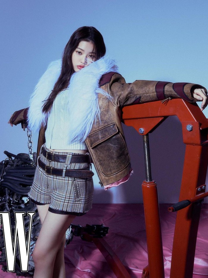 Wonyoung juga melakukan pemotretan dengan koleksi Miu Miu. Seperti untuk pemotretan majalah W edisi Oktober 2022 lalu. Ia menggunakan koleksi jaket bulu yang ciptakan kesan berkelas./ Foto: instagram.com/for_everyoung10