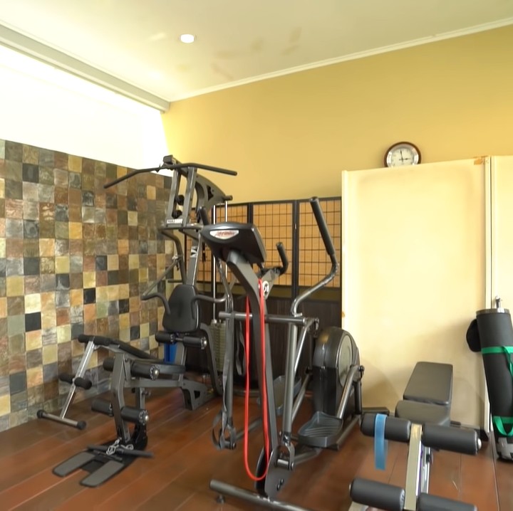 <p>Nah, menariknya, ada ruang khusus gym di bagian belakang rumah Ari Wibowo. Tadinya lahan tersebut direncanakan untuk kolam renang. “Lama-lama <em>mikir</em> juga, listriknya bagaimana, kepakai atau enggak, jadi ya sudah ditutup saja,” tuturnya. (Foto: YouTube/Taulany TV)</p>