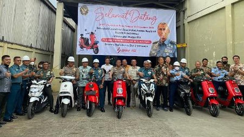 Sekretaris Jenderal Dewan Ketananan Nasional RI Laksamana Madya TNI Harjo Susmoro mengunjungi pabrik motor listrik, PT Juara Bike di Jalan Raya Serang,