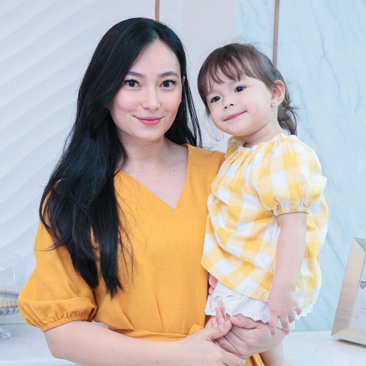 <p>Tak hanya itu, Chloe juga punya banyak penggemar nih, Bunda. Melalui kolom komentar, ia kerap mendapat pujian karena terlihat semakin cantik. "Cantiiknyaaa Chloe," puji akun @cind****. (Foto: Instagram @asmirandah89)<br /><br /><br /></p>