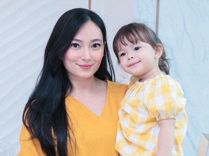 7 Potret Anak Asmirandah yang Lahir di Hari Natal, Suka Jahilin Ibunda