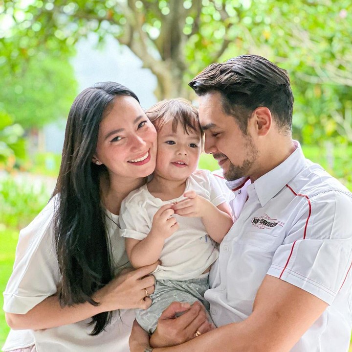 <p>Pasangan Asmirandah dan Jonas Rivanno menikah pada 22 Desember 2013. Selang tujuh tahun hidup berdua, pasangan ini dikarunia seorang anak perempuan bernama Chloe Emmanuelle van Wattimena. (Foto: Instagram @asmirandah89)<br /><br /></p>