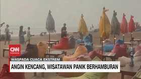 VIDEO: Angin Kencang di Bali, Wisatawan Panik Berhamburan
