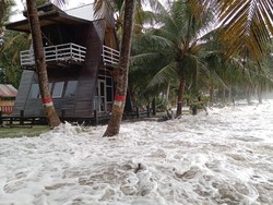 Banjir Rob di Polman Terjang Kawasan Konservasi Penyu-Permukiman Warga