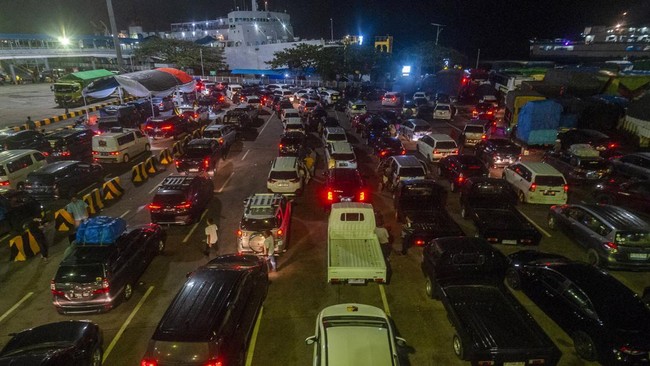 Pelabuhan Merak dan Bakauheni kembali dibuka pada Kamis (29/12) pagi ini usai sempat ditutup sekitar enam jam sejak Rabu (28/12) malam lantaran cuaca buruk.