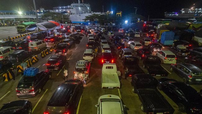 PT ASDP Indonesia Ferry meminta maaf atas penutupan pelabuhan yang menghubungkan Pulau Jawa dan Sumatera pada malam tahun baru.