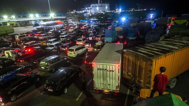 Penyeberangan dari Pelabuhan Merak menuju Pelabuhan Bakauheni sudah kembali normal pada Minggu (1/1) dini hari usai adanya cuaca buruk.