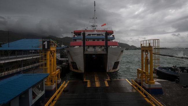 Para penyelam sudah menemukan posisi truk pengangkut semen yang jatuh di dermaga 5 Pelabuhan Merak. Proses evakuasi akan dilanjutkan kembali besok.