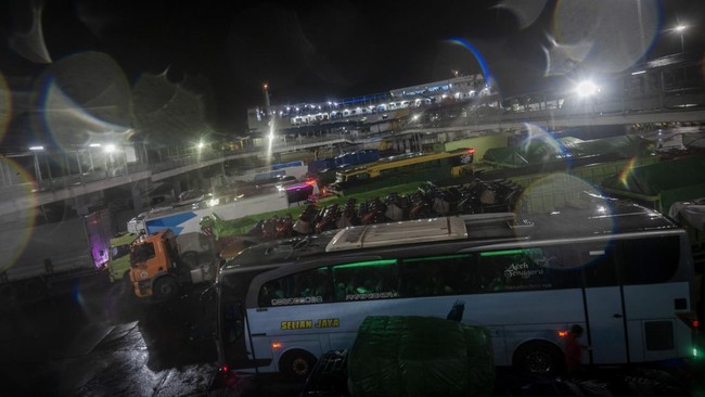 Truk muatan semen tercebur di Pelabuhan Merak, Cilegon, Banten usai mengalami patah as roda dan menyangkut di ramp door, Rabu (28/12) malam.