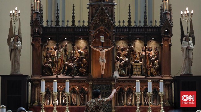 Misa Natal di Gereja Katedral dipimpin Uskup Agung Kardinal Ignasius Suharyo. Dalam khotbahnya, Ignasius menyoroti beberapa fenomena, termasuk konten SARA.