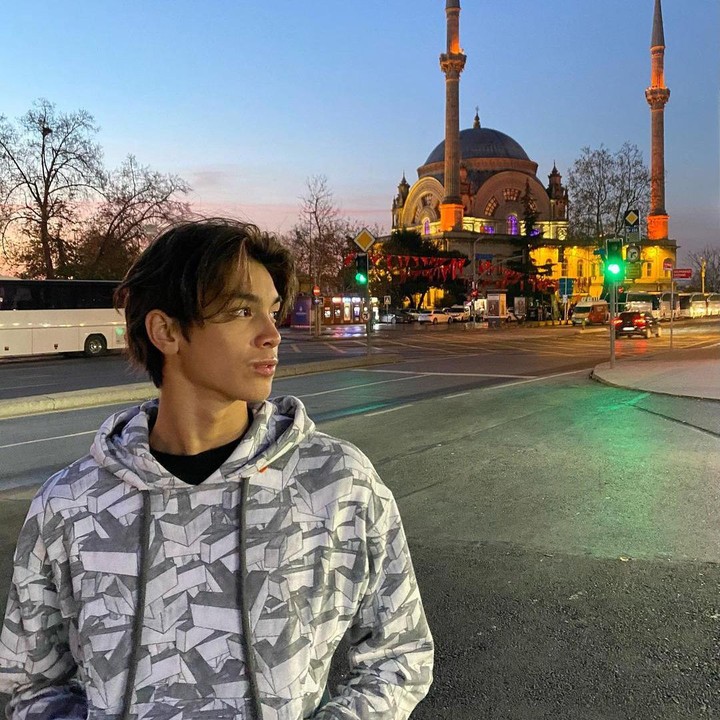 <p>Remaja berusia 15 tahun itu juga mengunjungi sejumlah bangunan ikonik di kota Istanbul, Bunda. Tak sendiri, Eddy menikmati liburan akhir tahun bersama keluarganya. (Foto: Instagram @eddy_mm)</p>