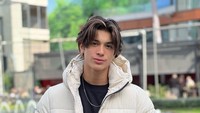 <p>Eddy Meijer yang kini sudah remaja kerap menyita perhatian publik. Ketampanannya membuat Eddy banjir pujian. Ia bahkan terlihat seperti menjalani pemotretan model ketika berlibur di Turki, ya? (Foto: Instagram @eddy_mm)</p>