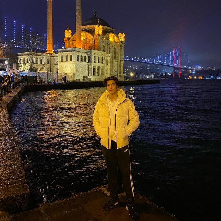 <p>Meski matahari telah tenggelam, Eddy Meijer beserta Maudy Koesnaedi dan suaminya terus melanjutkan jalan-jalan di Istanbul, nih. (Foto: Instagram @eddy_mm)</p>