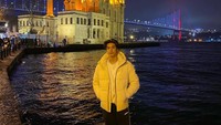 <p>Meski matahari telah tenggelam, Eddy Meijer beserta Maudy Koesnaedi dan suaminya terus melanjutkan jalan-jalan di Istanbul, nih. (Foto: Instagram @eddy_mm)</p>