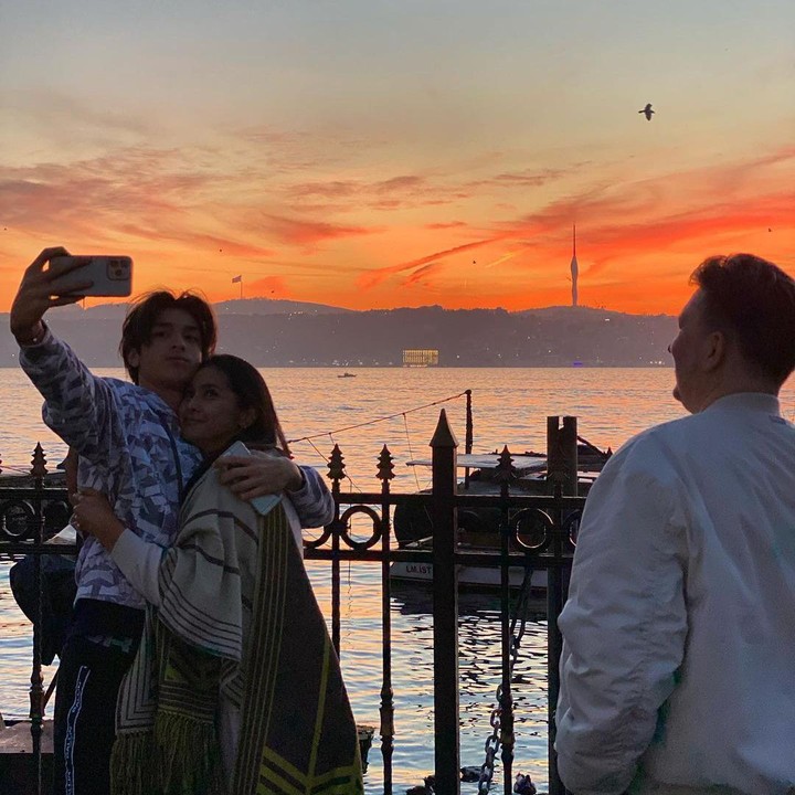 <p>Dalam salah satu unggahan, Eddy tampak membagikan momen ketika ia dan kedua orang tuanya, Maudy Koesnaedi dan Erik Meijer menikmati keindahan <em>sunset.</em> (Foto: Instagram @eddy_mm)</p>
