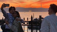 <p>Dalam salah satu unggahan, Eddy tampak membagikan momen ketika ia dan kedua orang tuanya, Maudy Koesnaedi dan Erik Meijer menikmati keindahan <em>sunset.</em> (Foto: Instagram @eddy_mm)</p>