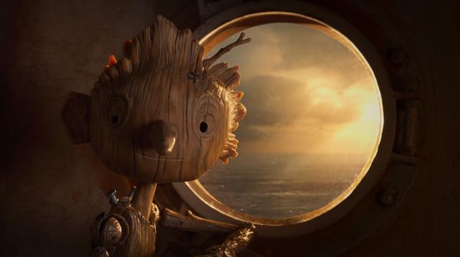 Sinopsis Guillermo del Toro's Pinocchio mengisahkan petualangan Pinocchio si bocah kayu pinus di antara dunia sirkus dan Geppetto.