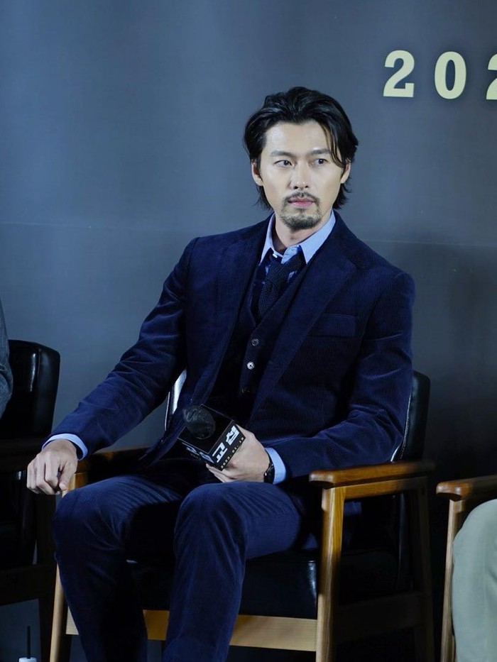 Penampilan tersebut dipamerkan Hyun Bin saat dirinya hadir di konferensi pers untuk film terbarunya yang bertajuk The Point Men, Beauties./ Foto: instagram.com/vast.ent