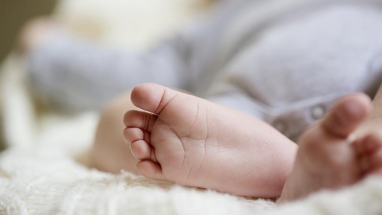 Ilustrasi Arti Anak Lahir Hari Minggu Baby leg fingers. Shallow DOF. Developed from RAW; retouched with special care and attention; Small amount of grain added for best final impression. 16 bit Adobe RGB color profile.