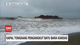 VIDEO: Kapal Tongkang Pengangkut Batu Bara Kandas