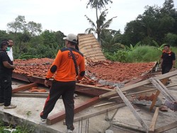 Balai Serba Guna di Pura Dalem Medura Cemagi Ambruk Diterpa Angin