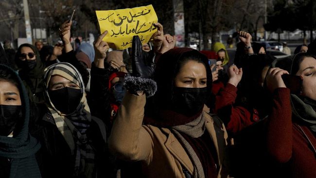Taliban Perintahkan Semua NGO untuk Larang Perempuan Masuk Kerja Pembatasan kaum hawa di Afghanistan terjadi di bawah kekuasaan Taliban bertambah, terbaru Menaker meminta semua LSM di negara itu larang perempuan masuk kerja.