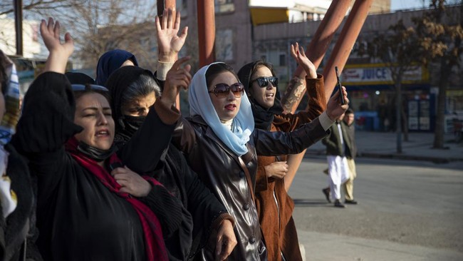 Pemerintah Taliban baru-baru ini menangkap sejumlah perempuan remaja dan dewasa di Kabul karena pelanggaran hijab.