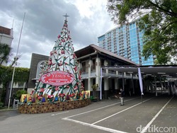 Gereja Katedral Bandung Dirikan Pohon Natal Berukuran 8 Meter