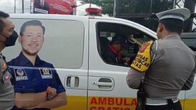 Polisi Bakal Pelototi Ambulans Nakal Terabas Macet di Jalur Puncak
