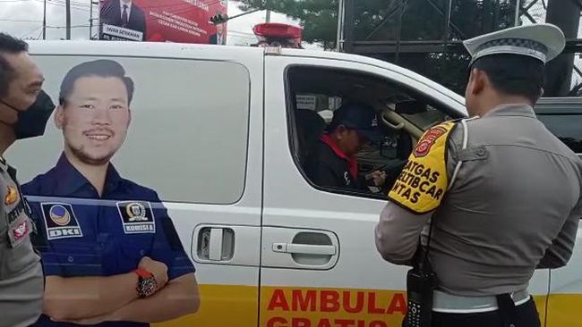 https://akcdn.detik.net.id/visual/2022/12/23/polisi-tilang-mobil-ambulans-parpol-usai-lawan-arus-di-puncak-1_169.jpeg?w=650