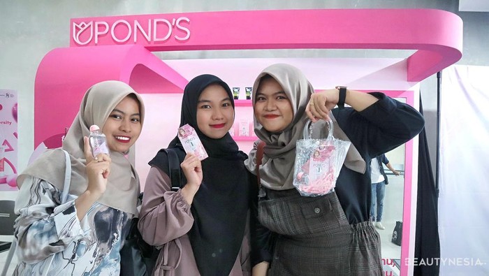 POND'S Mengajak Pengunjung Art Week 2022 untuk Tampil Glowing dan Lebih Percaya Diri di Setiap Kesempatan, Ini Potret Keseruannya!