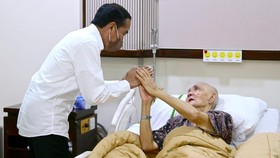 Jokowi Jenguk Try Sutrisno ke RSPAD, Doakan Cepat Sembuh