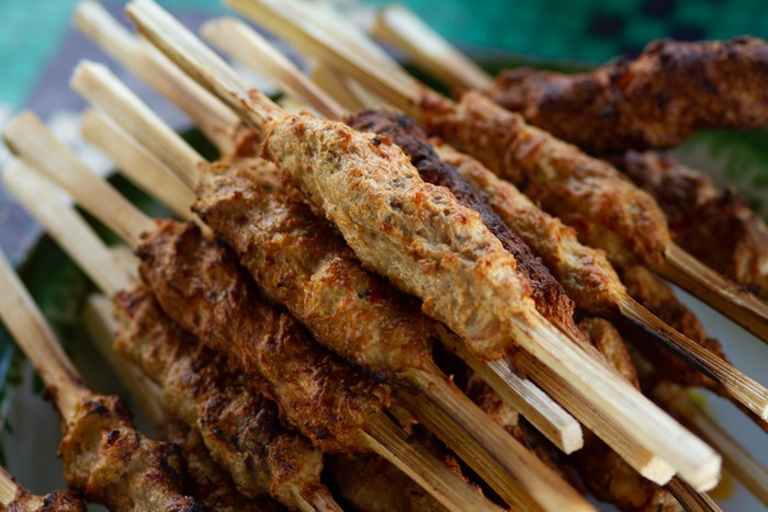 Liburan ke Bali Wajib Makan Sate Lilit Legendaris di 5 Tempat