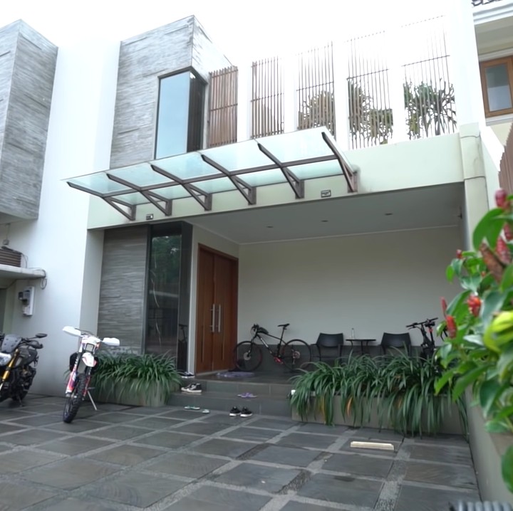 <p>Rumah aktor senior Indonesia Ari Wibowo terletak di Jakarta Selatan. Sempat muncul di akun YouTube Andre Taulany, ia pun bercerita sudah 14 tahun tinggal di rumah ini. (Foto: YouTube/Taulany TV)</p>